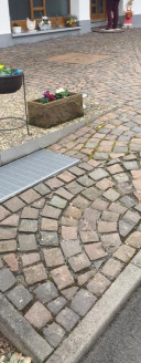 Bild eines Steinbodens vor der Fugensanierung