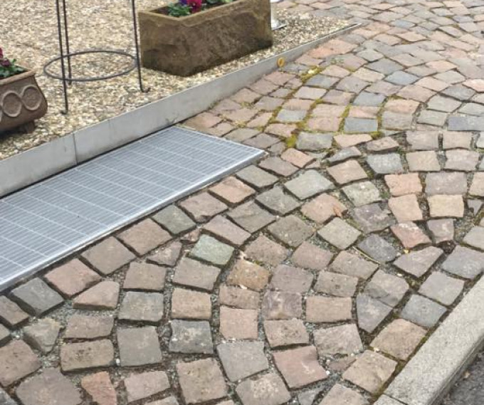 Bild eines Steinbodens vor der Fugensanierung