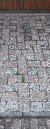 Hofeinfahrt vor der Reinigung