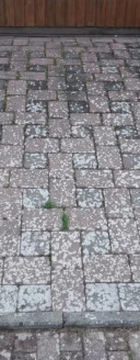 Hofeinfahrt vor der Reinigung