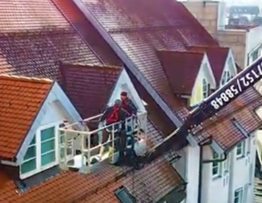 Versiegelungsarbeiten am Hausdach