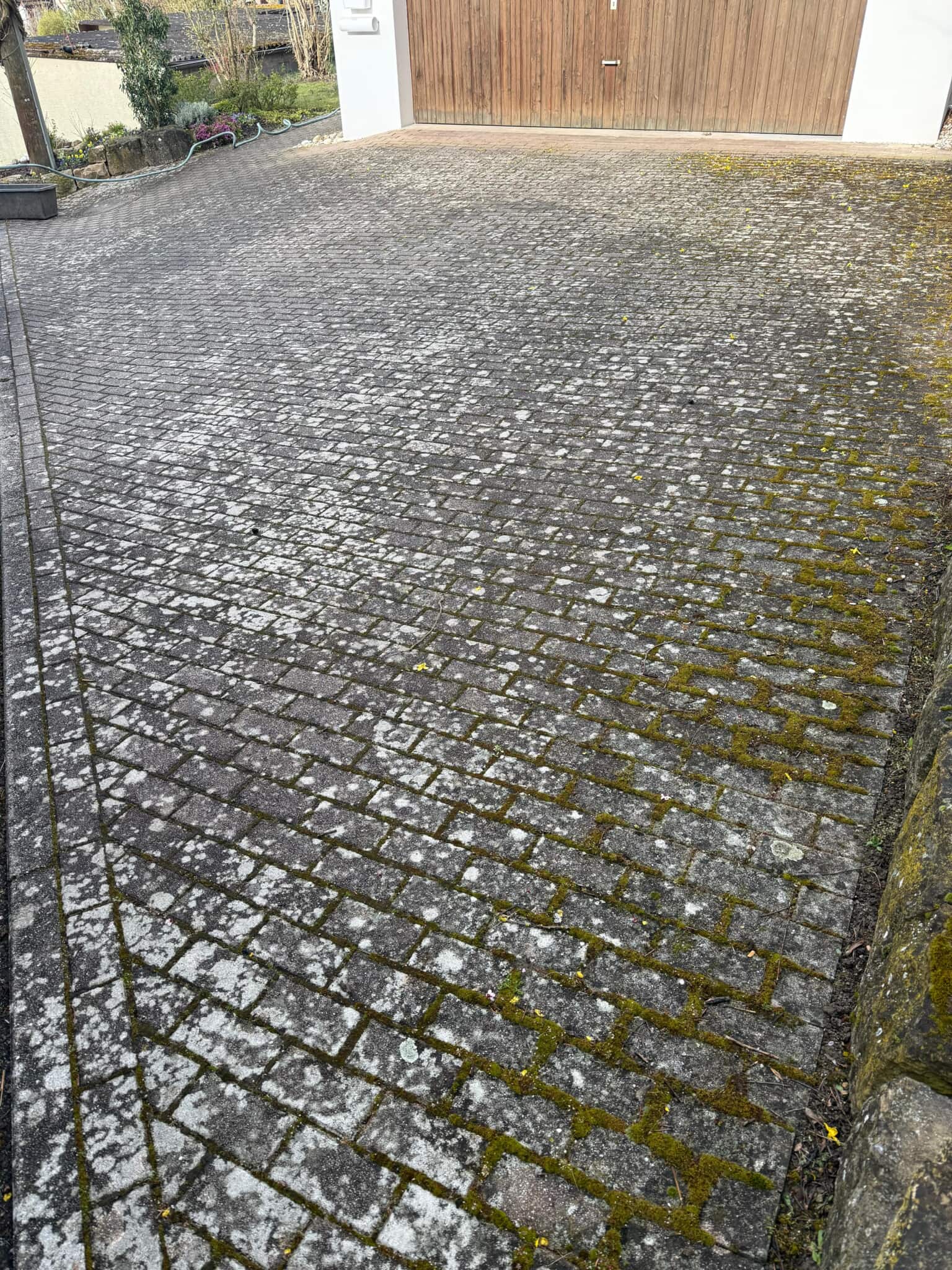 Steinfließen vor der Reinigung