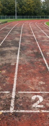 Bild einer schmutzigen Tartanbahn