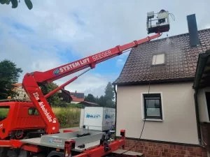 Bild der Vorbereitung einer Dachreinigung mit kran