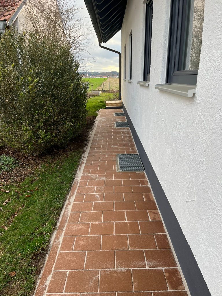 Steinfliesenweg nach der Reinigung